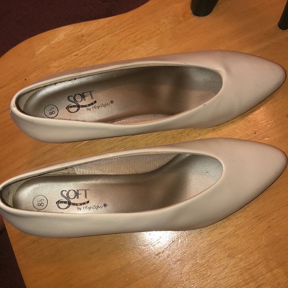 highlights Shoes - Soft by highlights size 8 1/2 off white heals